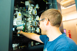 Murphy’s PhD student Ralf Steinhilper working at an electron microscope